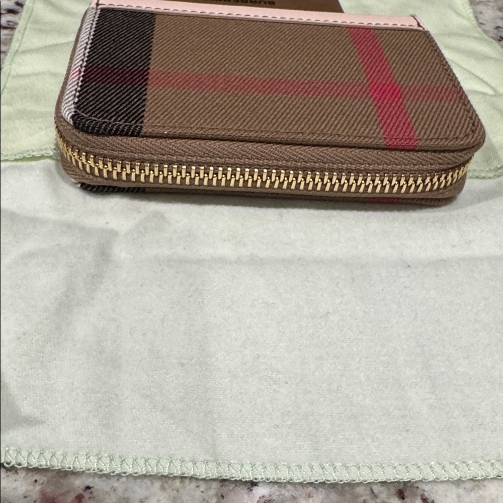 Burberry Zip new 🆕 wallet w/tags - Picture 9 of 12